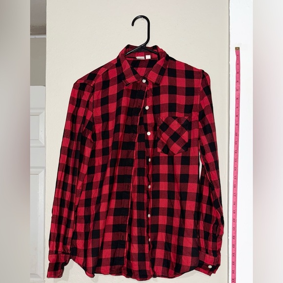 GAP Women's red and black checkered shirt with buttons, size S
MTP (11) - Picture 3 of 8